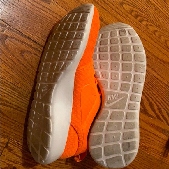 Nike orange shoes - Picture 3 of 3